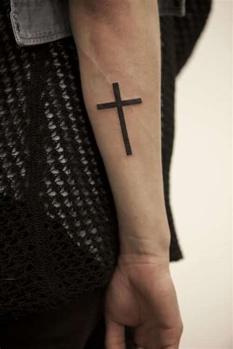 cruz en el antebrazo|54 Tatuajes de Cruces que impresionan y sus。